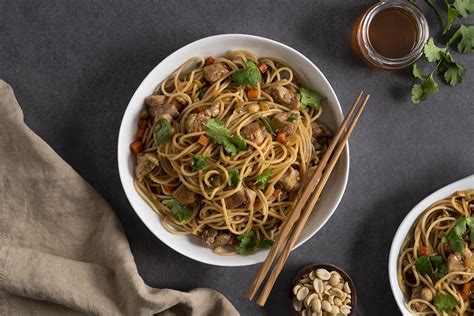  Pasta con Cerdo de Qiqihar: ¡Un Manjar Que Fusiona la Textura Cremosa con el Sabor Ahumador!