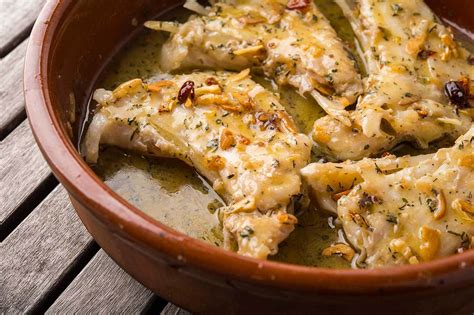  Bacalao al Pil Pil: ¡Una danza de sabor entre el picante y la cremosidad!