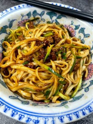  ¿Deseas probar una explosión de sabores picantes y umami con el famoso Jining Zha Jiang Mian?